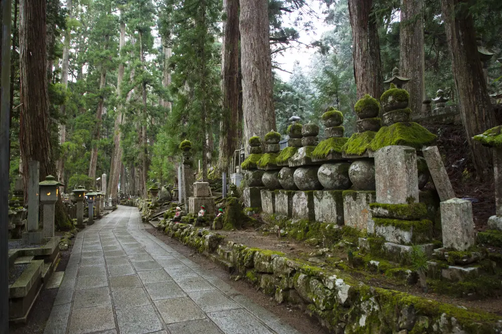 奥の院が怖いと語られる歴史的背景：墓石20万基の霊域